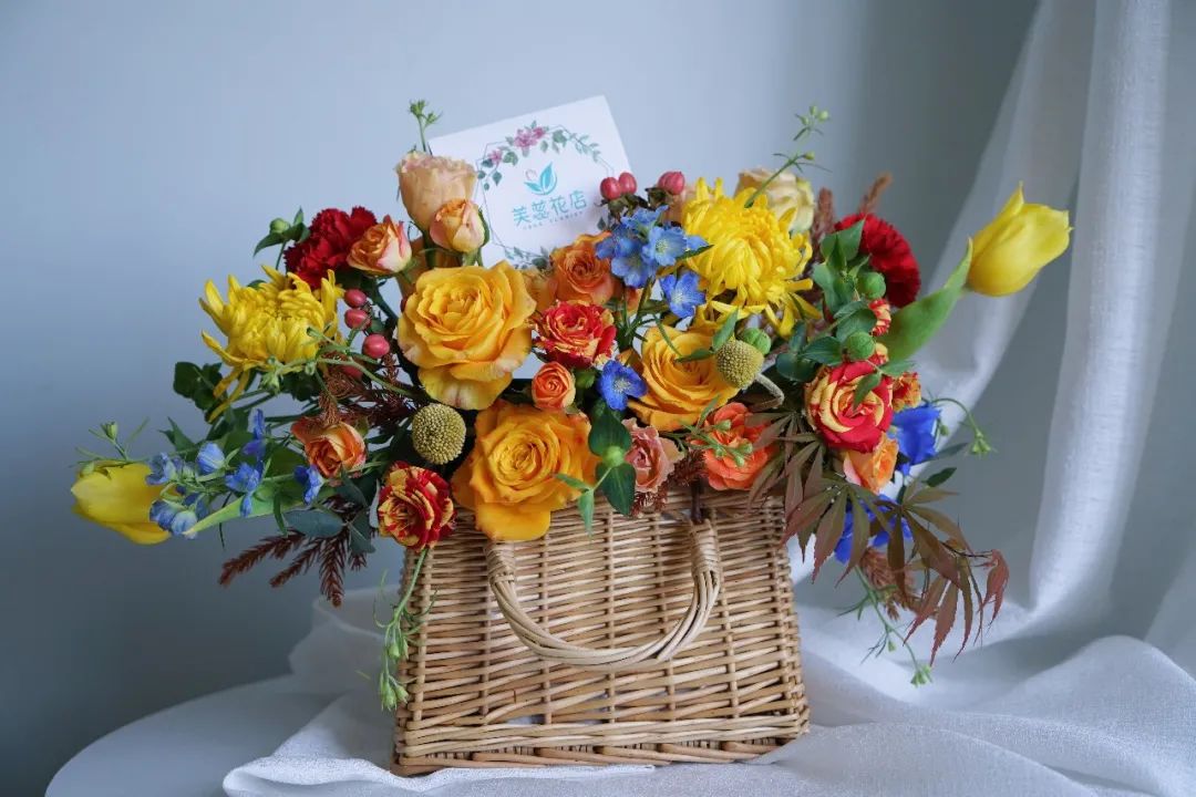 摆放鲜花：鲜花可以营造一种浪漫的氛围，有助于提升情感运势.