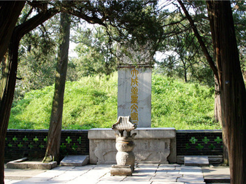 孔子墓：儒家圣人孔子的墓地，采用狮子跳架造葬穴位，寓意世代传承，教化无穷。